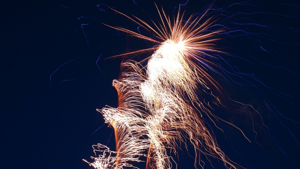 фейерверк_пиксабай_fireworks-1672200_1280.jpg