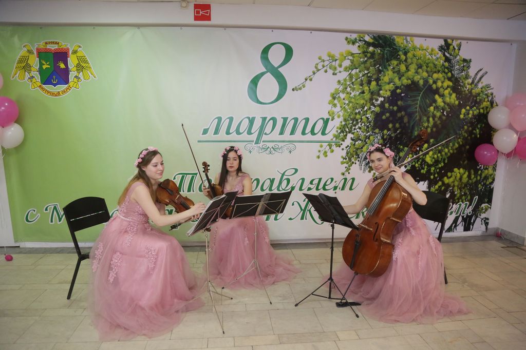 Префект ВАО поздравил жительниц округа с 8 марта