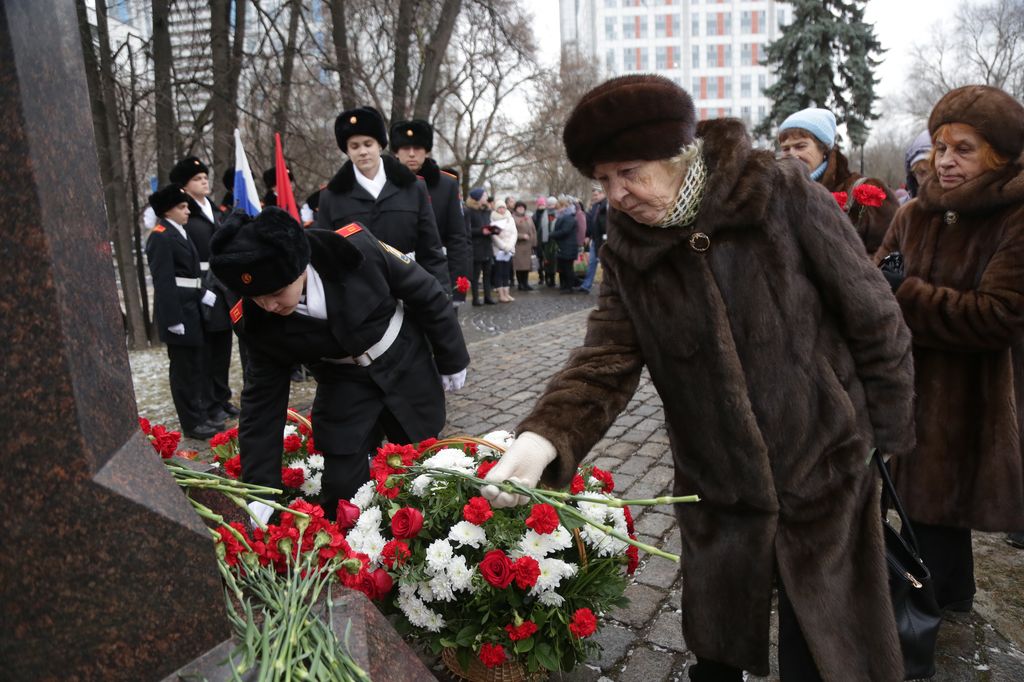 Жители ВАО возложили цветы к памятнику маршалу Рокоссовскому