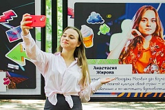 Лица лета: фотовыставка участников лагеря «Молодежь Москвы» открылась в Измайловском парке